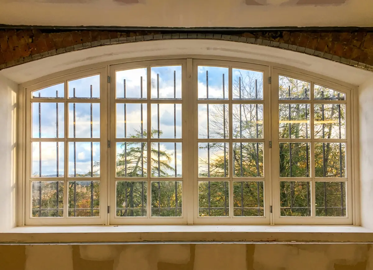 Menuisier installant un meuble de cuisine