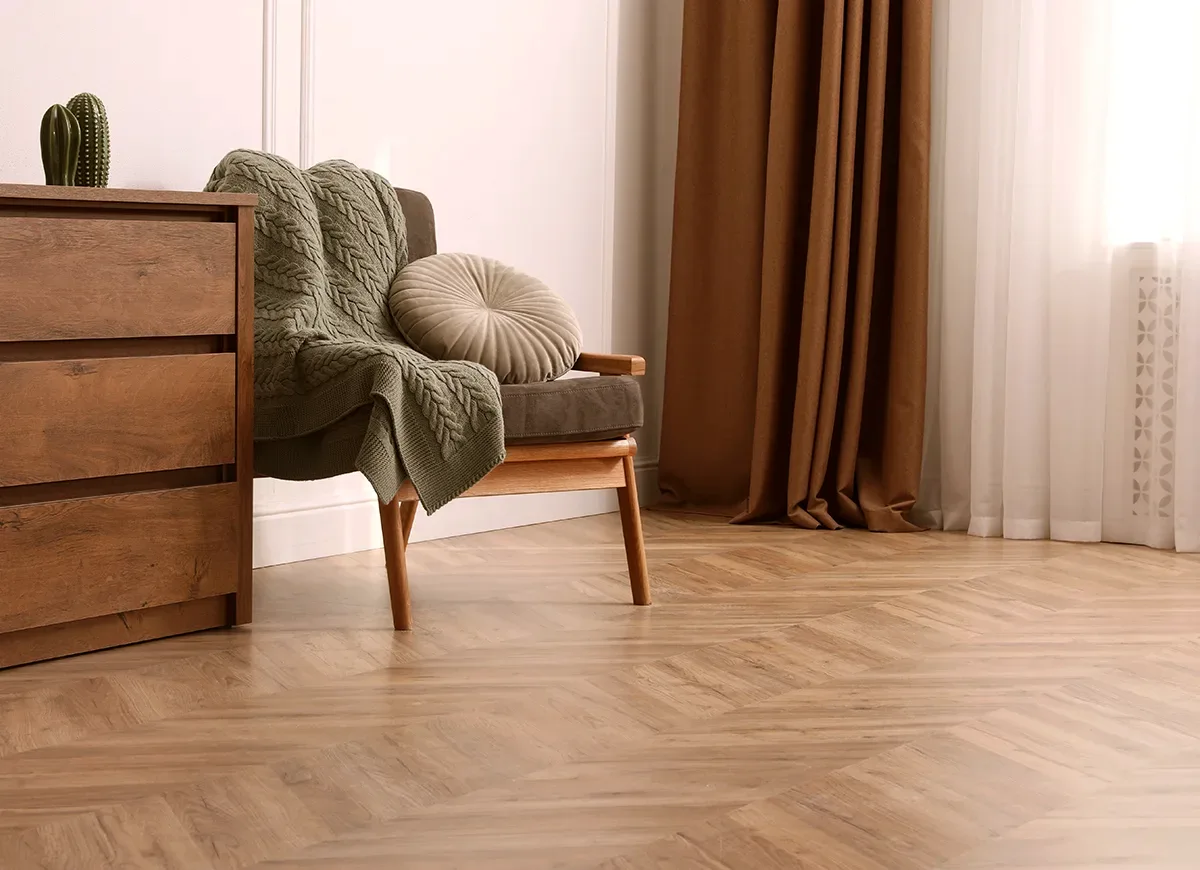 Menuisier installant un meuble de cuisine