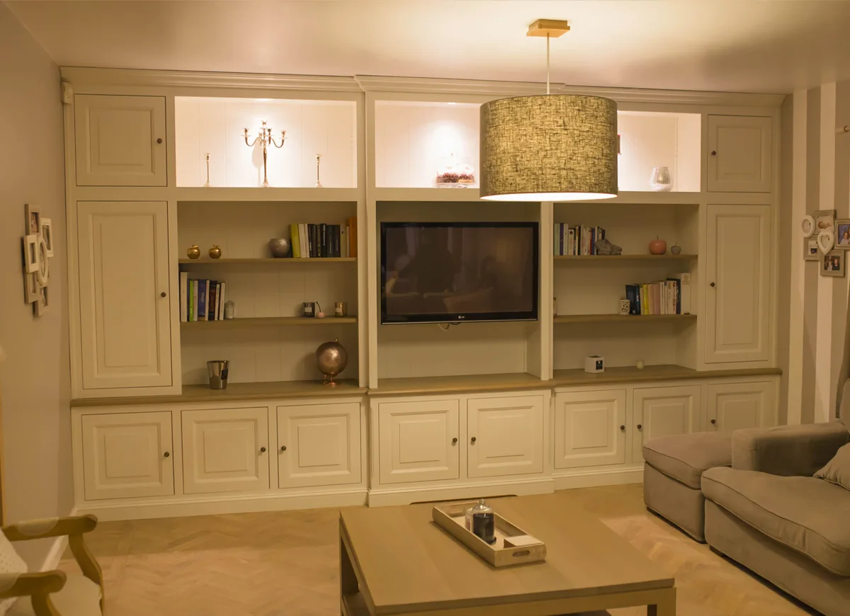 Menuisier installant un meuble de cuisine